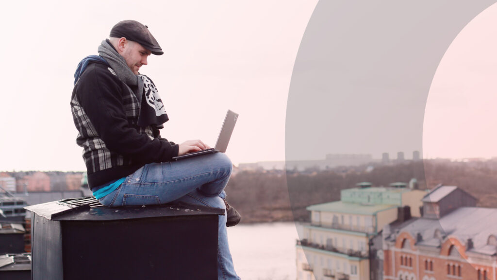 En webbutvecklare sitter på taket och jobbar vid Kungsholmstorg i Stockholm