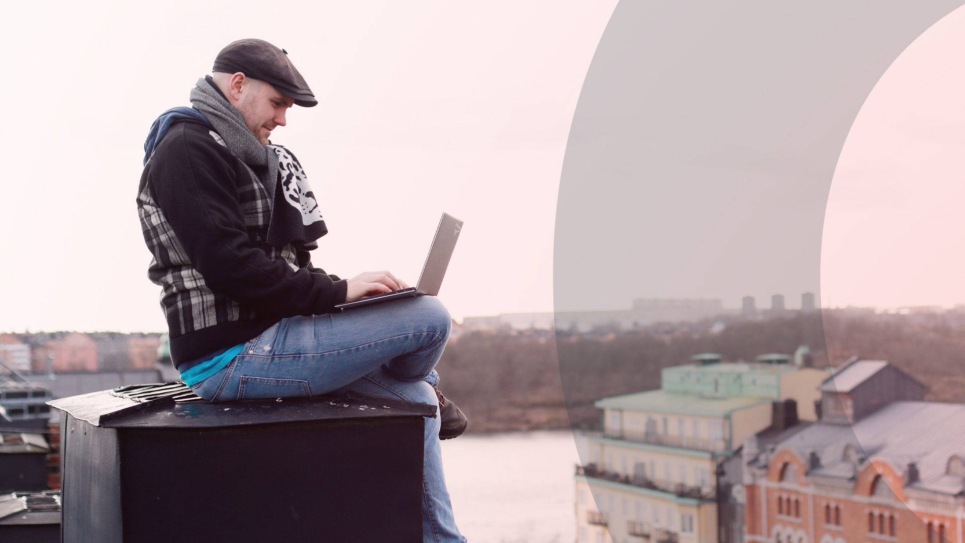 En webbutvecklare sitter på taket och jobbar vid Kungsholmstorg i Stockholm