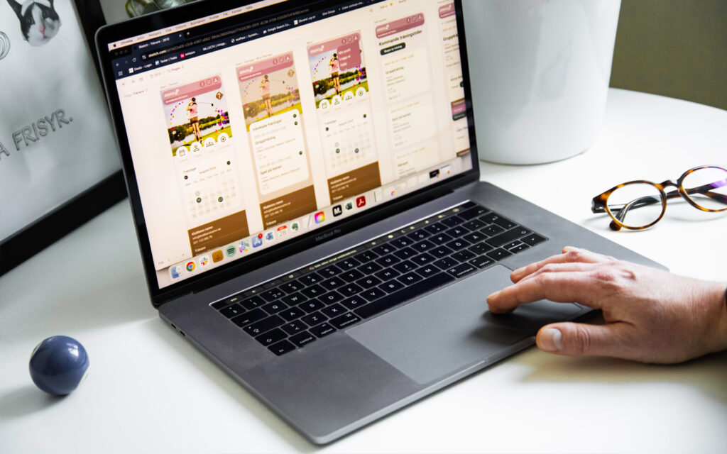 En laptopskärm där det visas några skisser på en mobil-app.