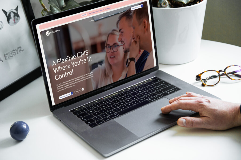 Umbracos webbplats visas på en laptop-skärm.