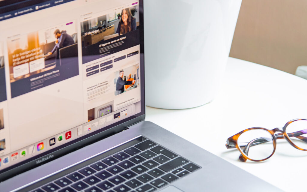 Laptop med webbskisser.