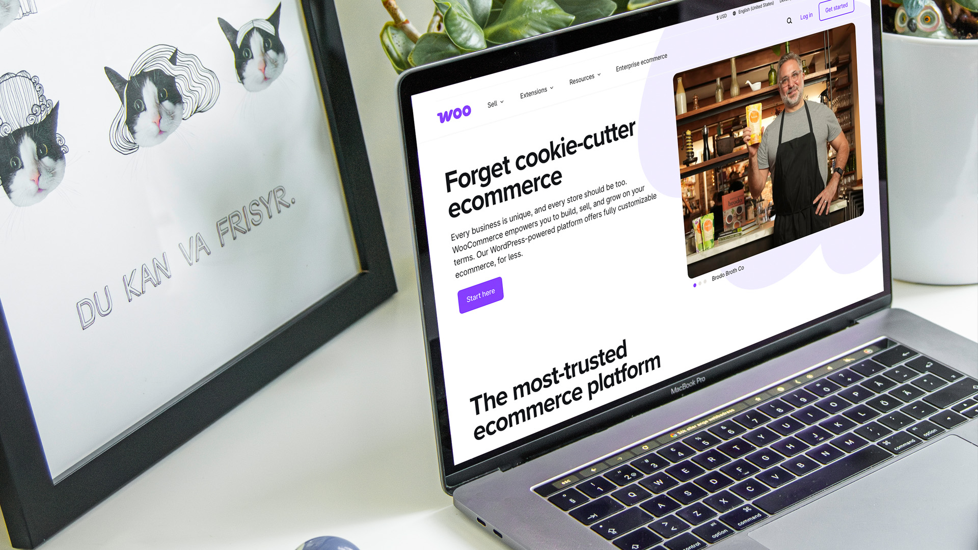 Laptop som visar WooCommerce på skärmen.