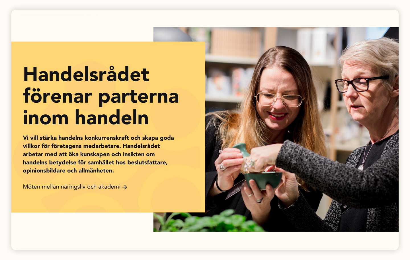 Skärmdump på Handelsrådets webbplats. Finns en text som lyder "Handelsrådet förenar parterna inom handeln" och ett foto på två kvinnor i en butik.