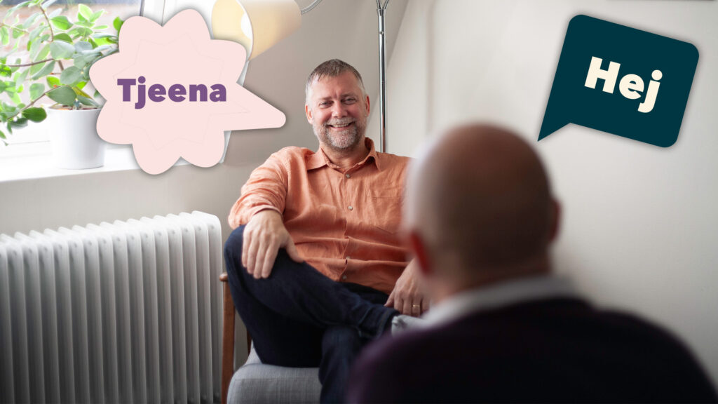 Två personer sitter och pratar med varandra, den ena säger "Tjeena" och den andra säger "Hej". Exempel på olika tonalitet.