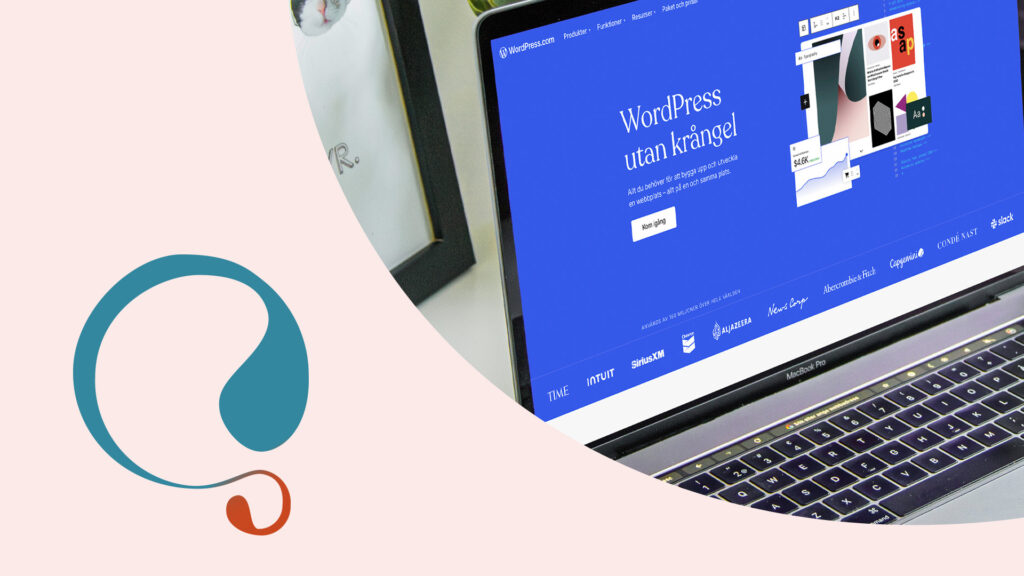 En laptop som visar WordPress egna sajt tillsammans med WPML-pluginets ikon.