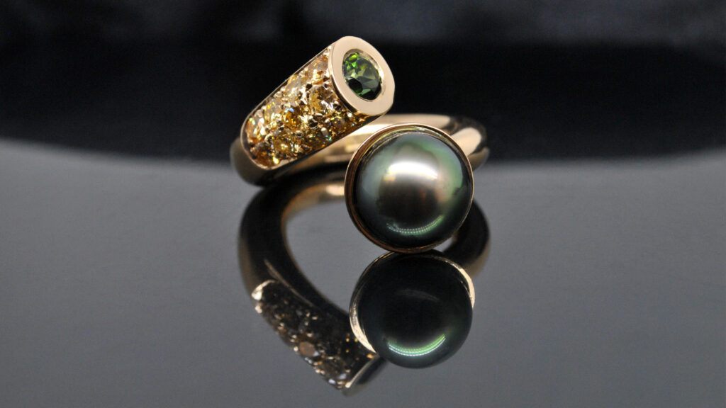 En exklusiv ring i guld med pärlor och diamanter