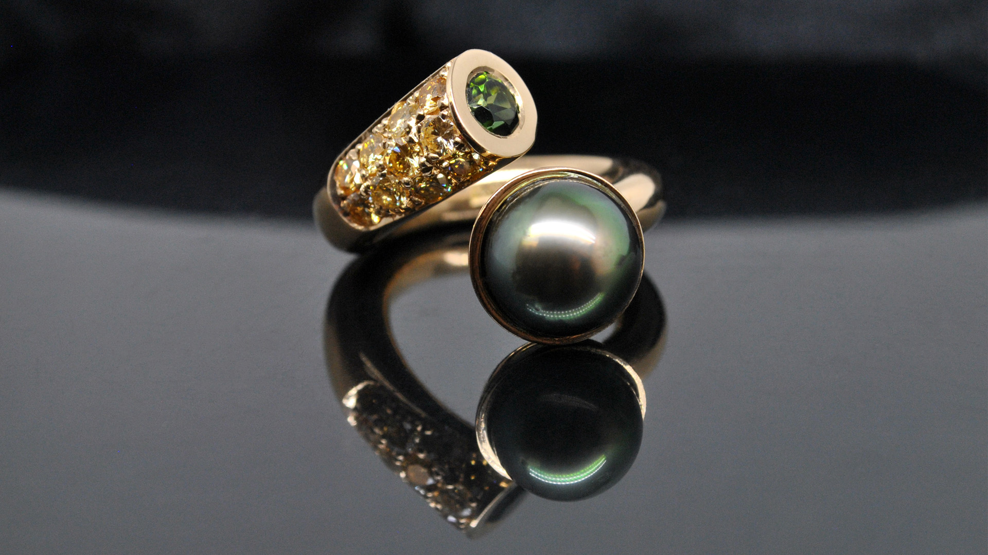 En exklusiv ring i guld med pärlor och diamanter