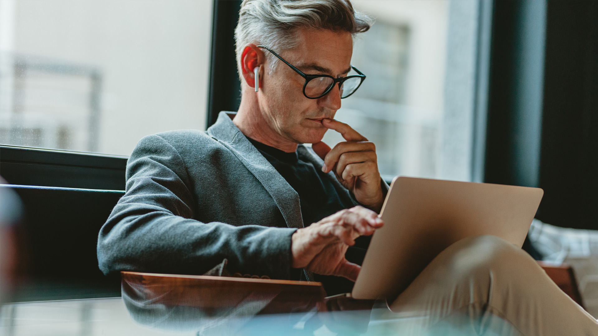 Man som ser fundersam ut när han jobbar med sin surfplatta.