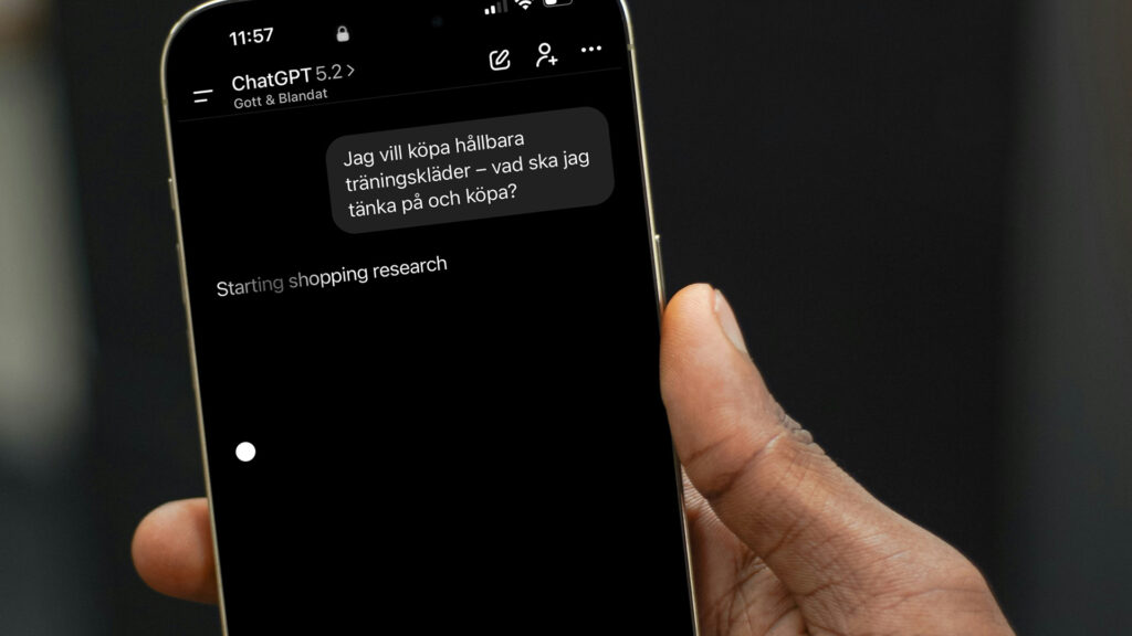 Person som håller i en mobil med ChatGPT.