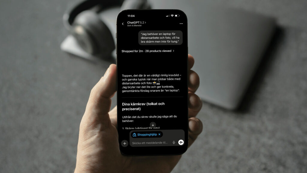 Person visar sin mobilskärm med shoppinghjälpen i ChatGPT