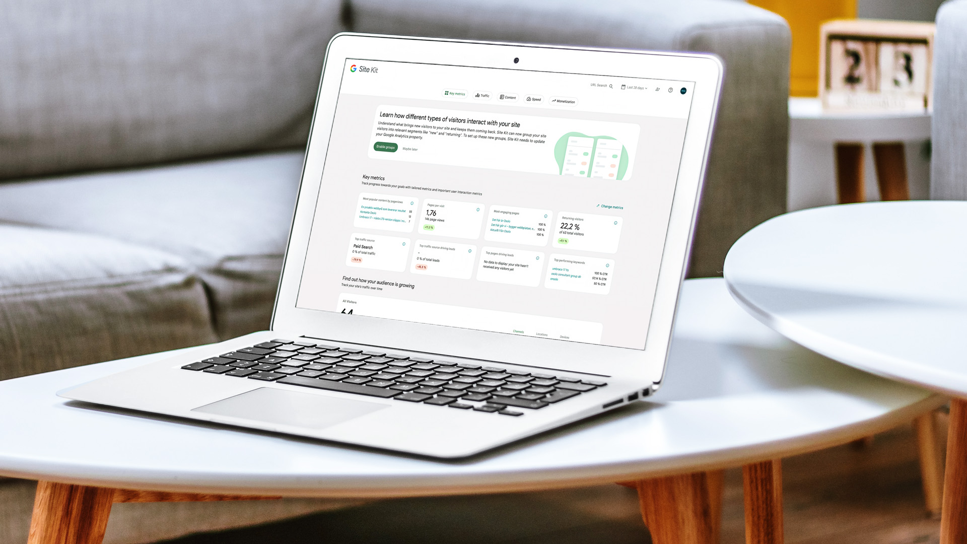 Laptop som visar hur dashboarden i Google Site Kit kan se ut i WordPress.