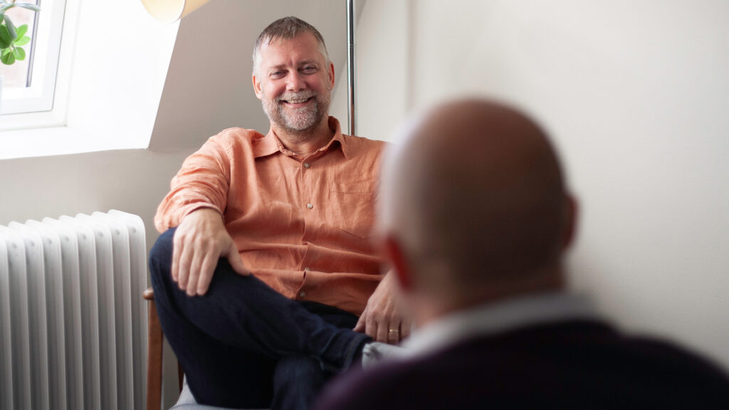 Två personer i möte.