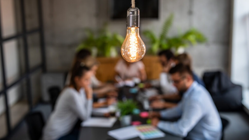 Mötesrum med flera mötesdeltagare.