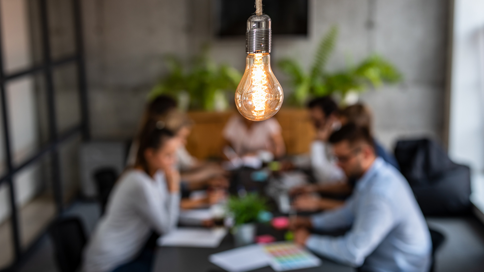 Mötesrum med flera mötesdeltagare.