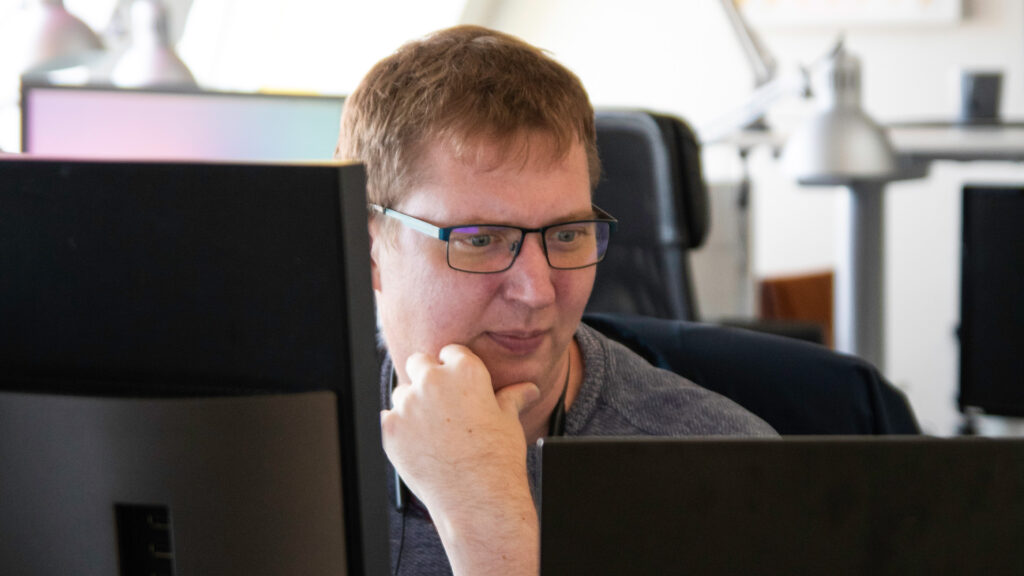 Webbutvecklare tittar på en datorskärm.