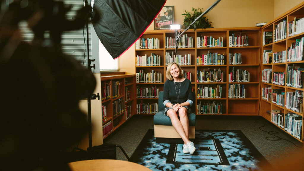 Videoinspelning pågår i ett bibliotek – intervju med en glad bibliotekarie