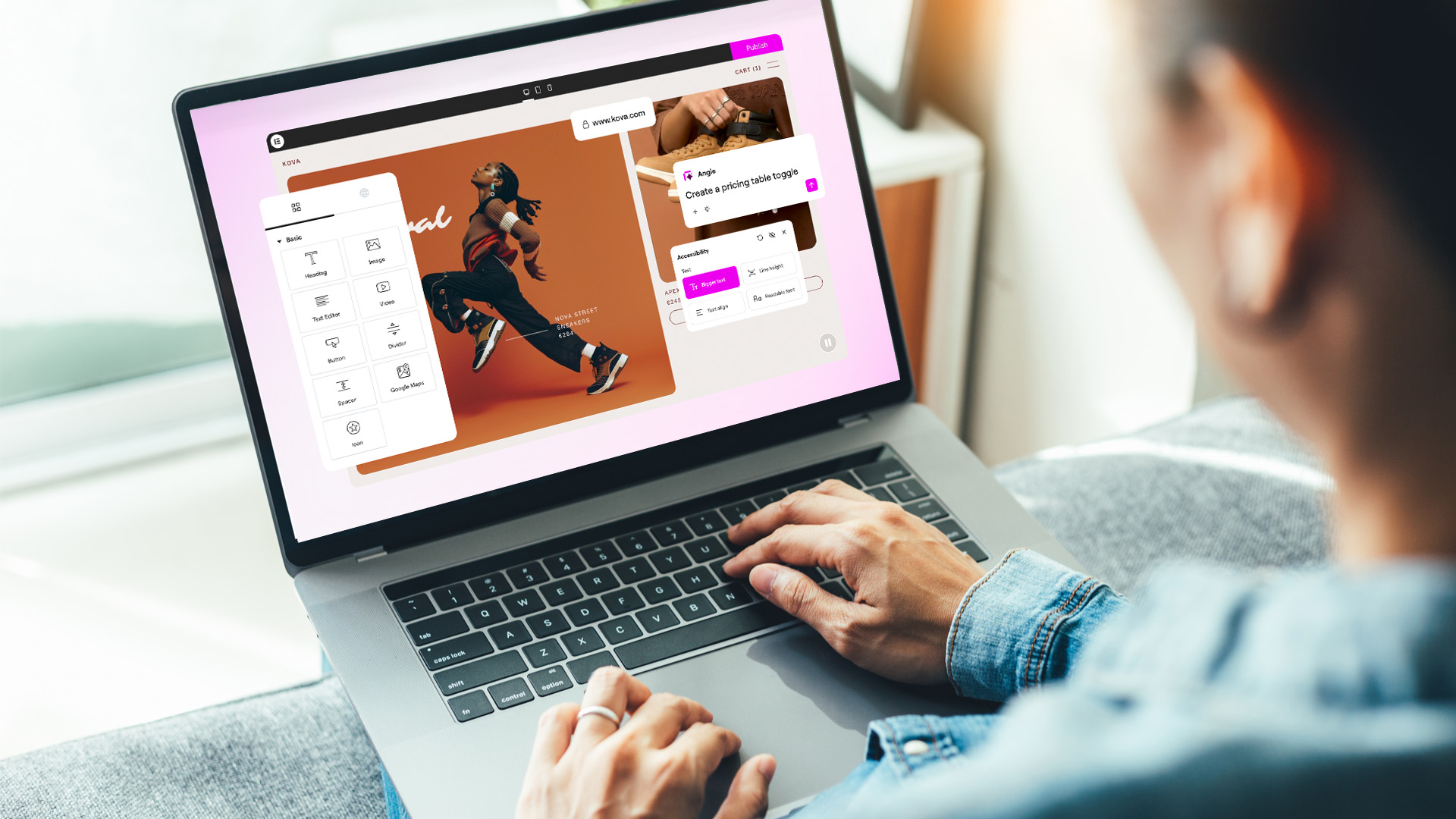 En person som bygger en webbsida i sin laptop.