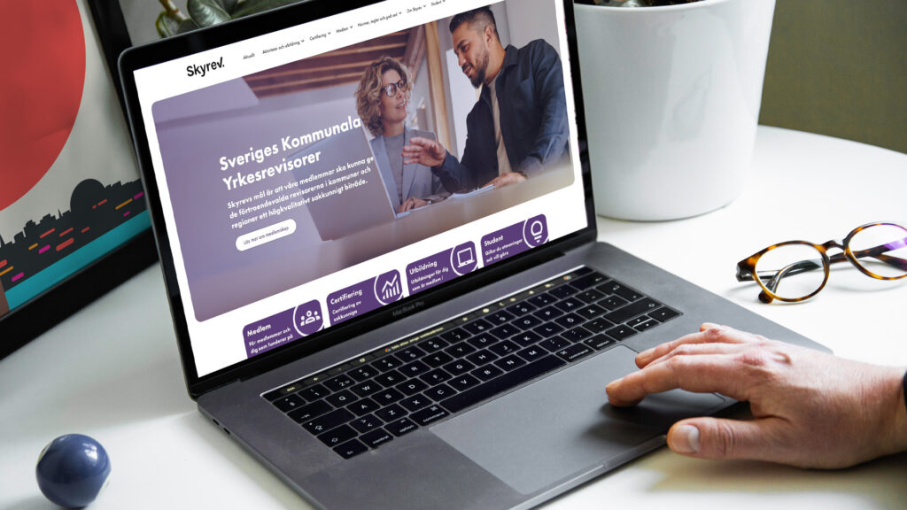 Laptop som visar Skyrevs startsida.