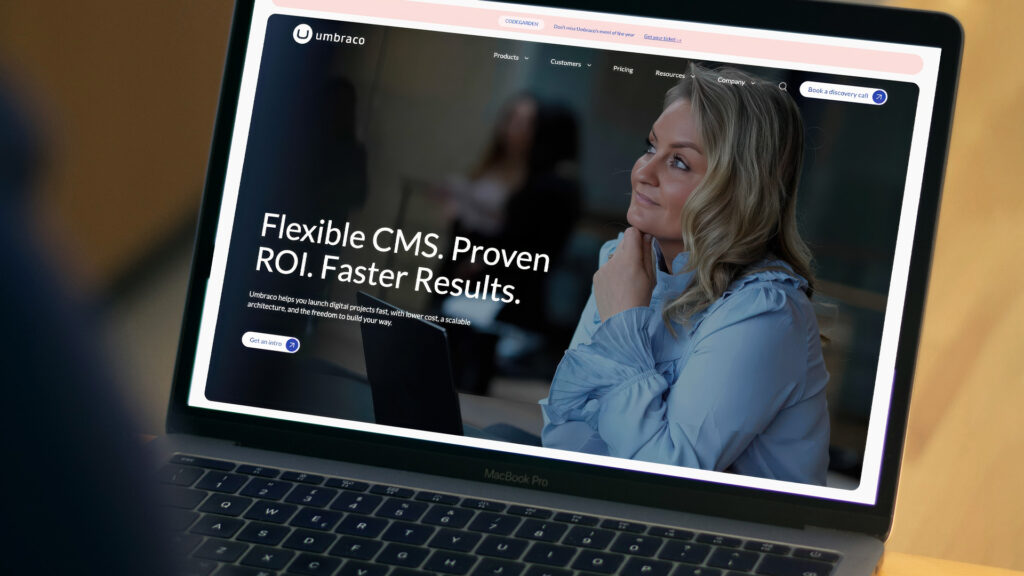 En laptop som visar webbplattformen Umbracos startsida.