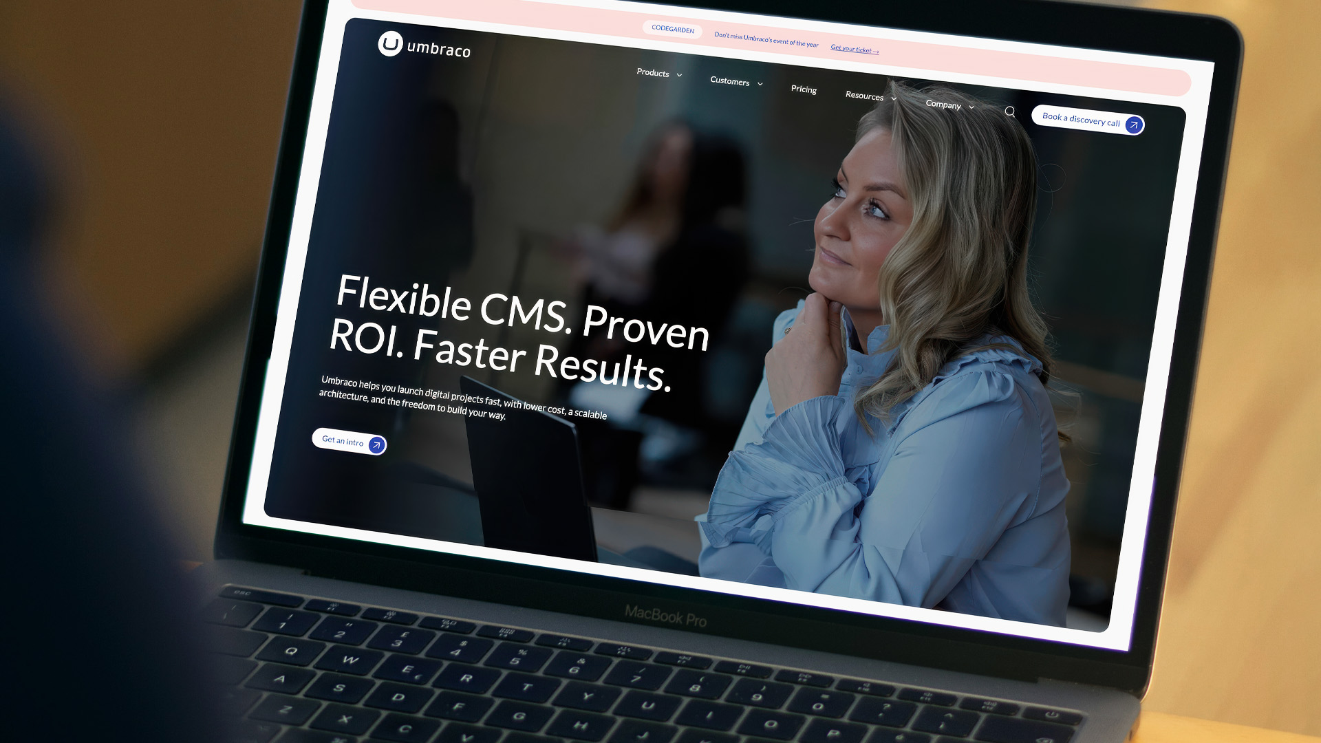 En laptop som visar webbplattformen Umbracos startsida.