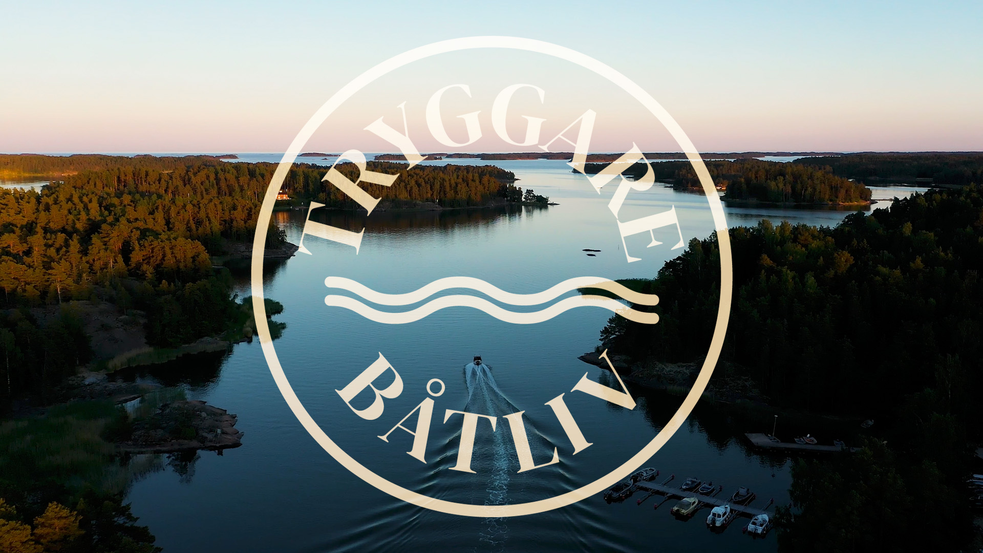 Motorbåt på väg ut mot svenska skärgården