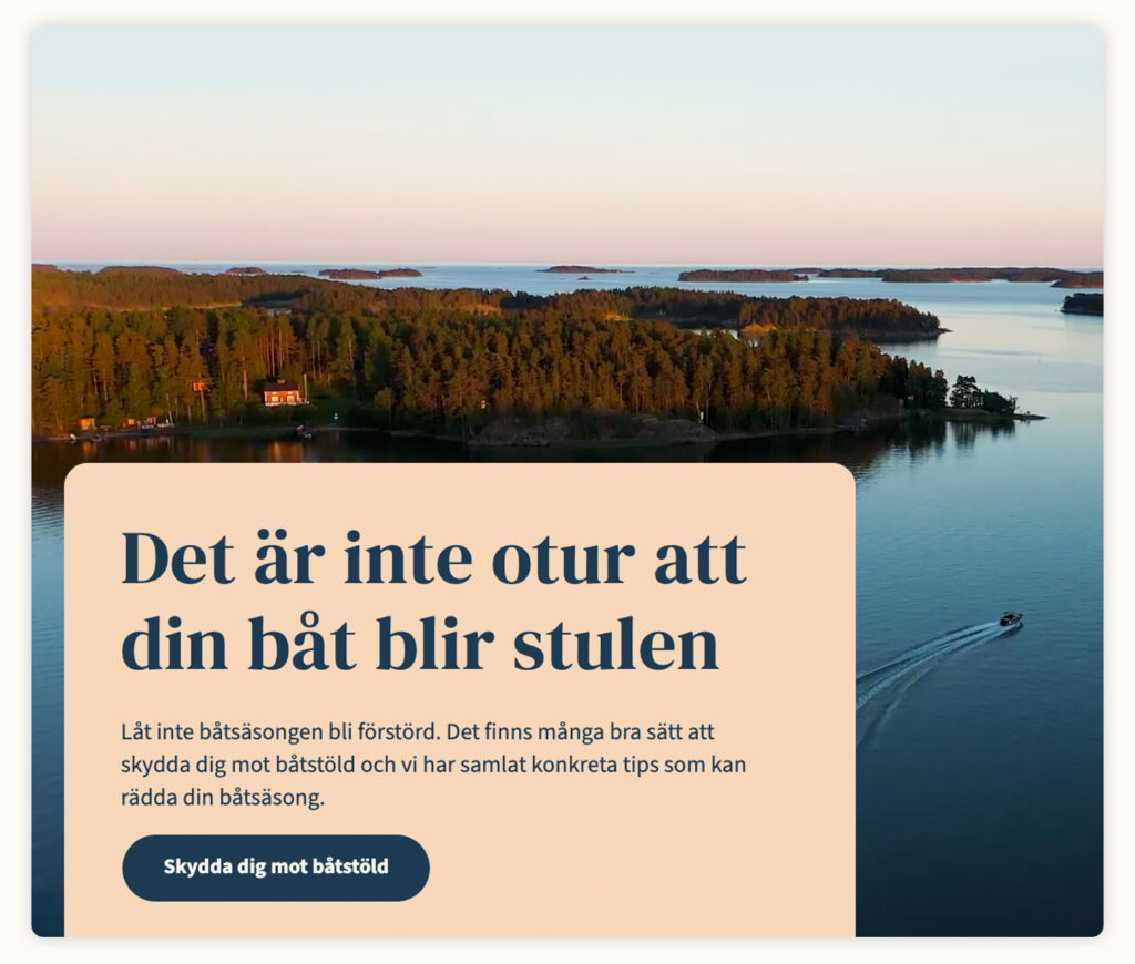 Från kampanjsajten – en bild över svensk skärgård i soluppgång och texten "Det är inte otur att din båt blir stulen".